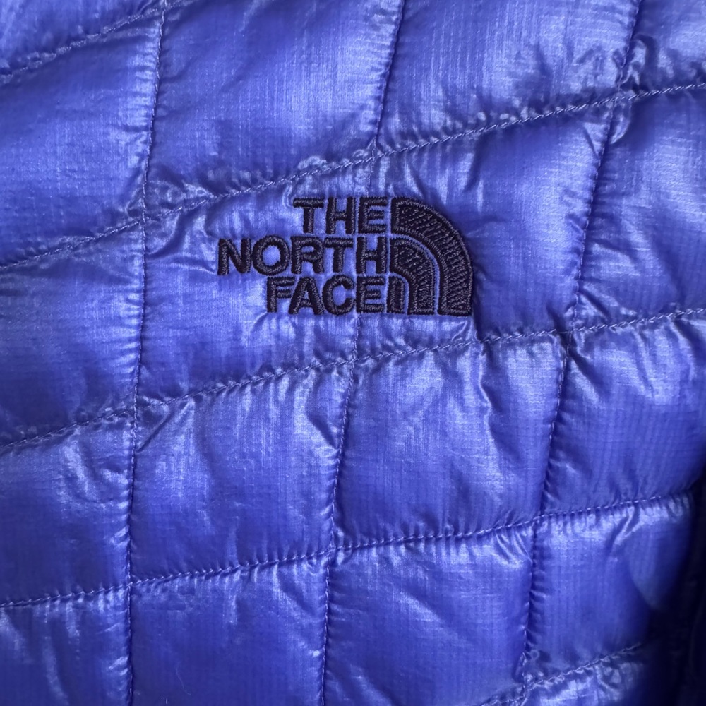 The North Face Women's Blue Puffer Jacket - Picture 3 of 6